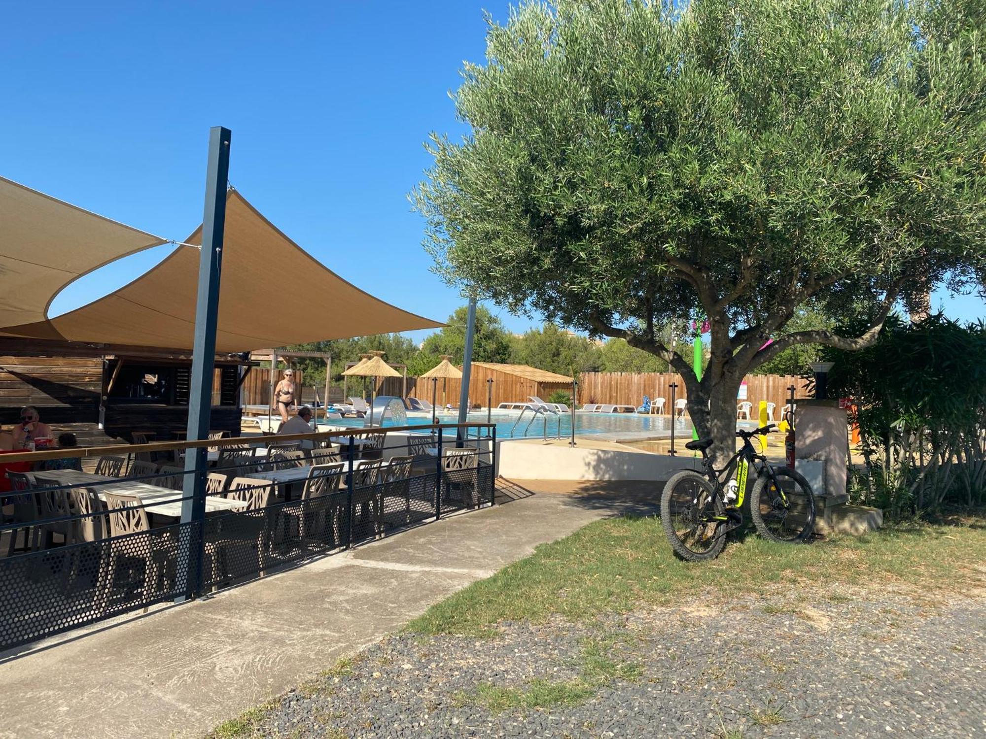 Camping Les Amandiers Castelnau-de-Guers 외부 사진